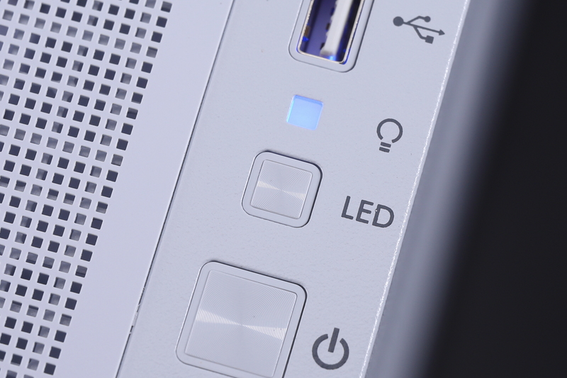 LEDボタン。押すたびにARGBファンの発光パターンが切り替わる。発光パターンは10種類用意されており、ボタンを8秒ほど長押しすることで消灯することもできる