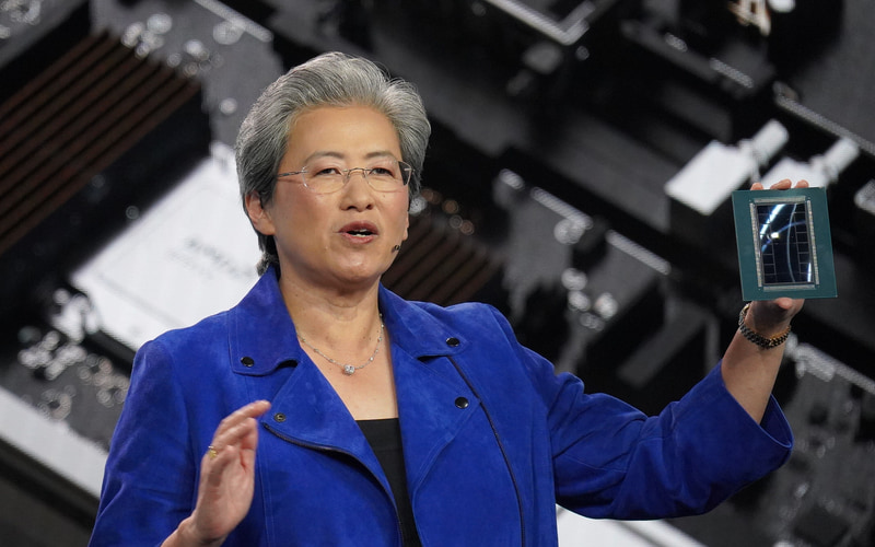 Instinct MI455Xを公開するAMD CEOのリサ・スー氏。12個の2nmのGPUダイと432GBのHBM4メモリを採用