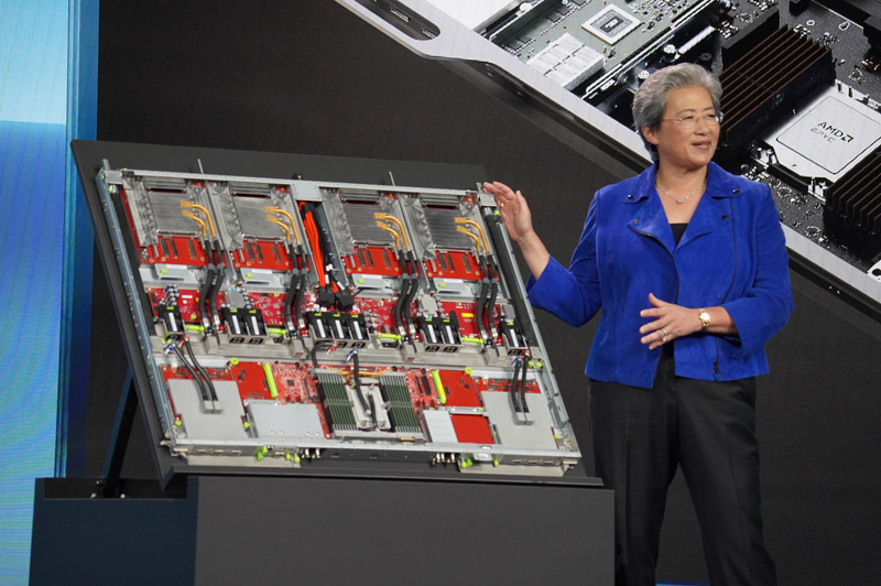 Heliosに採用されているサーバー機器を紹介するスー氏