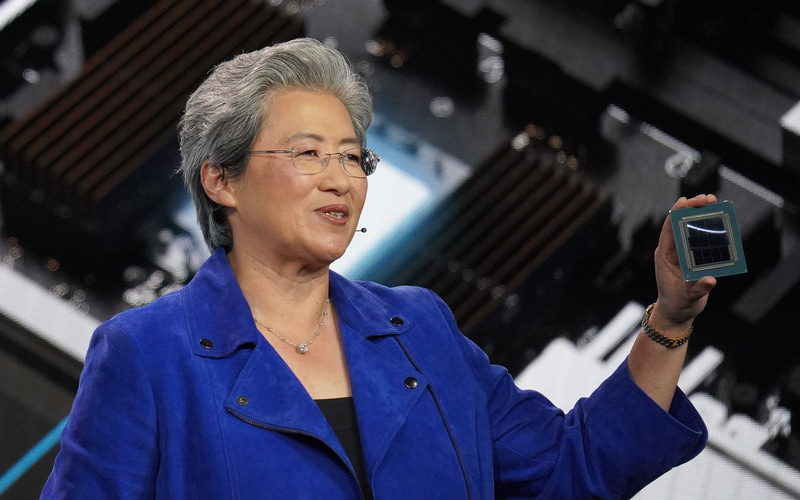 CESの主催者であるCTA CEOのゲアリー・シャピーロ氏がリサ・スー氏をステージに呼んでCES基調講演が開幕