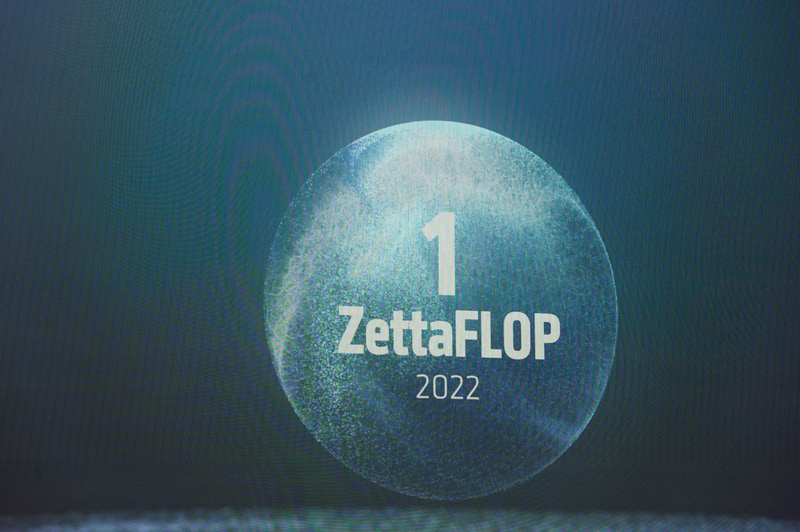 2022年の1ZFLOPS、昨年段階で100EFLOPS、そして今後の5年間で10YFLOPSを超えると予想