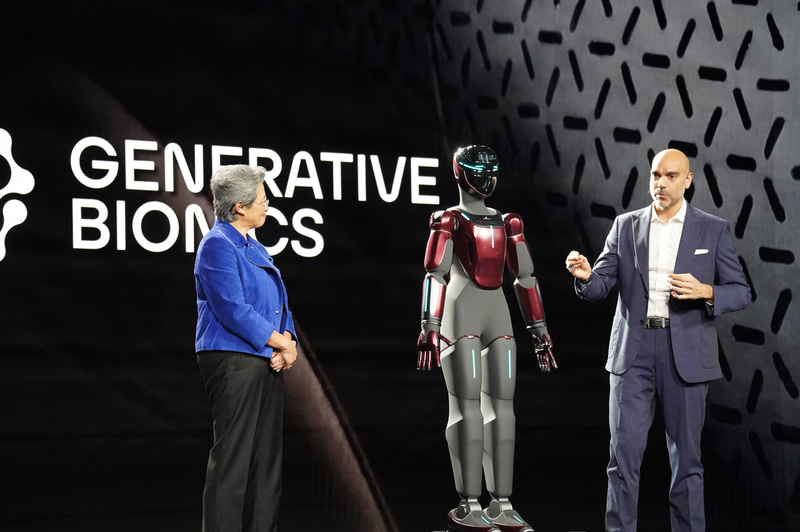 Generative Bionics共同創始者CEOのダニエル・プッチ氏(左)とGENE.01を紹介