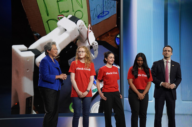 AMDが開催したAIハッカソンで入賞した3名の高校生、スー氏の隣から順にエミー・マクドナルドさん、ルザンナ・ギャボヤンさん、アフィア・アヴァさん。AMDから学資として約300万円の賞金を得た