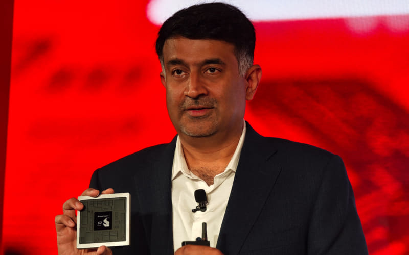 Snapdragon X2 Plusを発表するQualcomm Technologies 上級副社長 兼 PC事業部長 ケダール・コンダップ氏、手に持っているのがSnapdragon X2 Plus