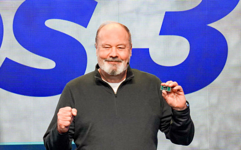 Core Ultraシリーズ3を発表するIntel上席副社長兼クライアント・コンピューティング事業本部本部長ジム・ジョンソン氏
