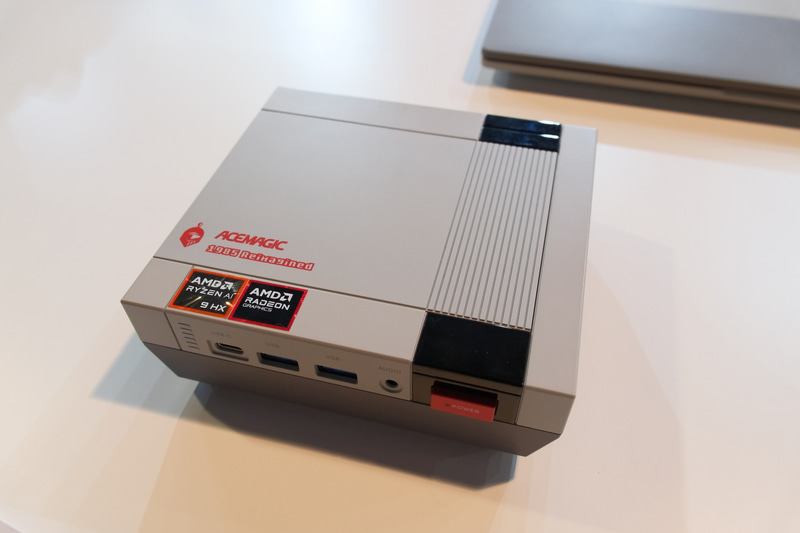 ほかにもレトロゲーム機風デザインの製品が展示されていたが、こちらはスペックが明らかにされていなかった