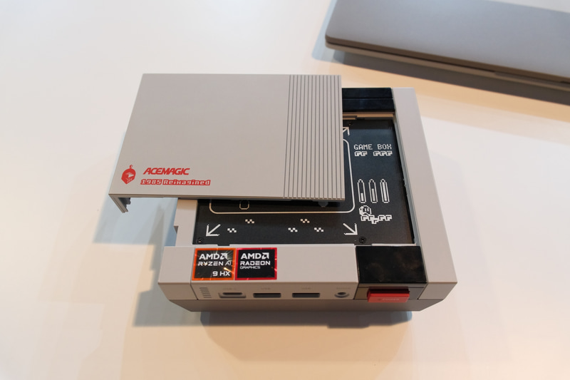 ほかにもレトロゲーム機風デザインの製品が展示されていたが、こちらはスペックが明らかにされていなかった