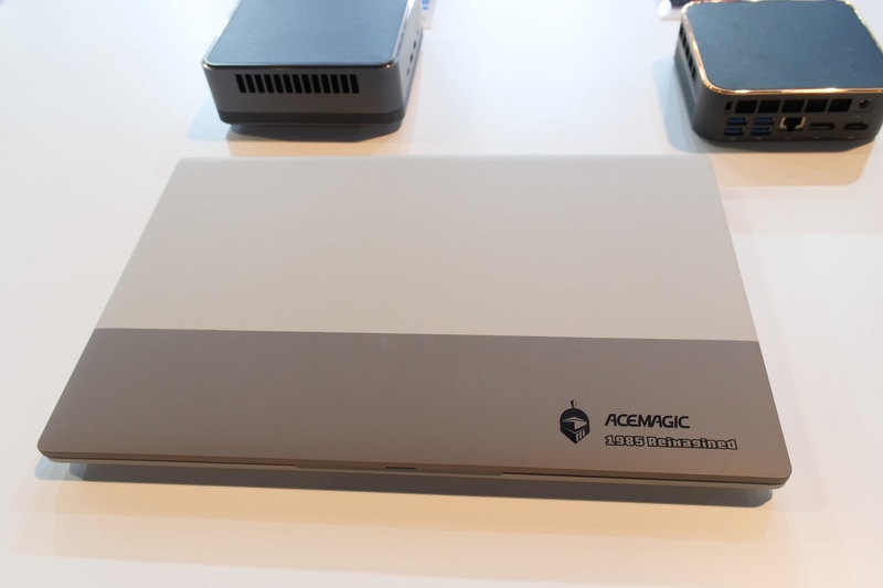 ほかにもレトロゲーム機風デザインの製品が展示されていたが、こちらはスペックが明らかにされていなかった