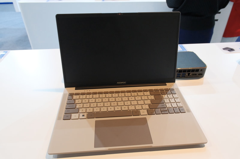 ほかにもレトロゲーム機風デザインの製品が展示されていたが、こちらはスペックが明らかにされていなかった