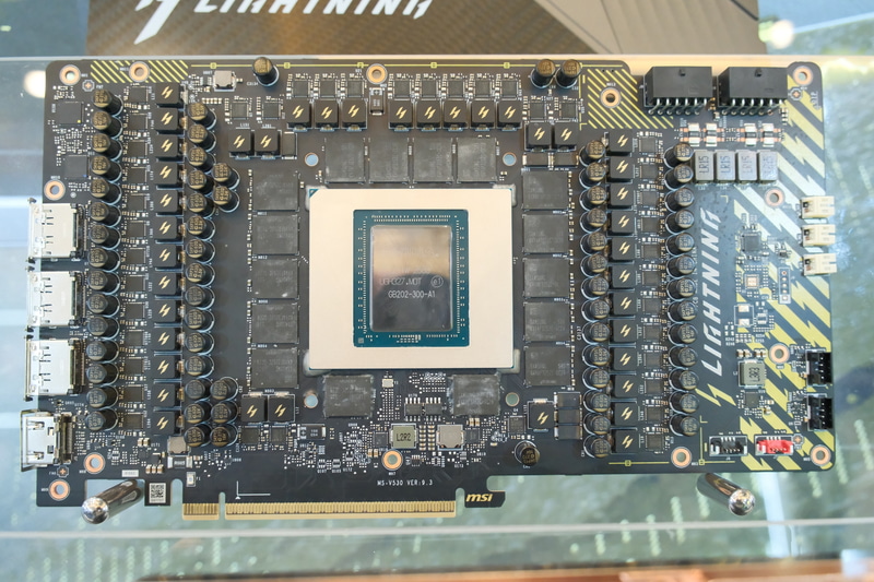 GPU部。基板などにもLIGHTNINGのデザインがあしらわれている