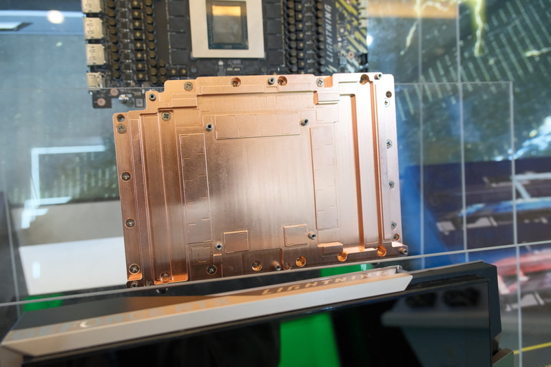 銅製のフルカバープレート。VRAMや電源フェーズなども覆う大型設計