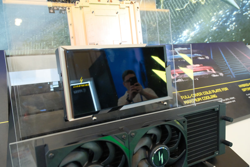 水冷ヘッドの8型ディスプレイ