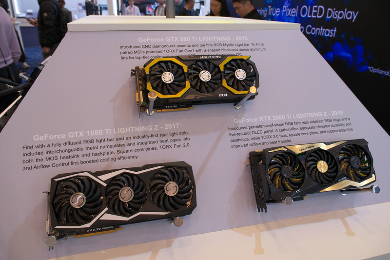 歴代のLIGHTNINGシリーズビデオカードも並ぶ