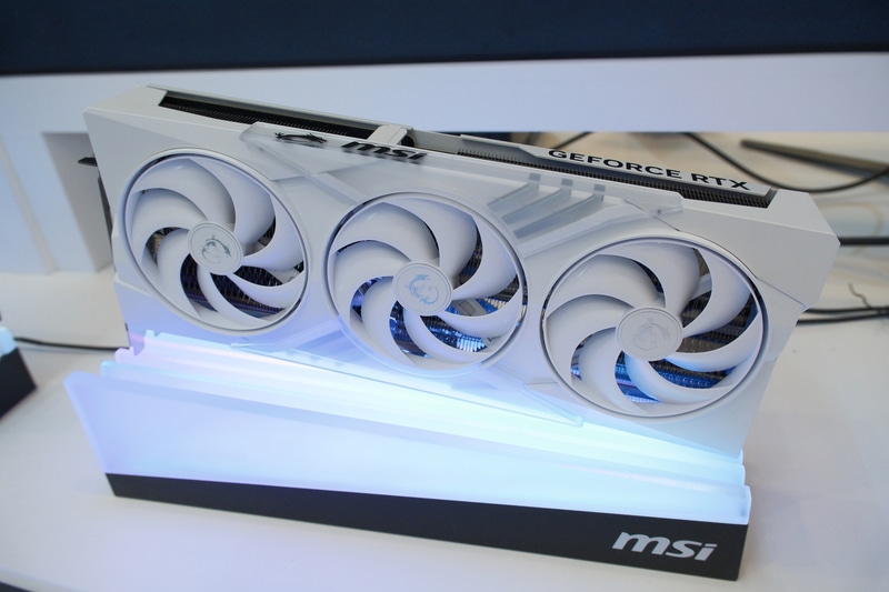 GeForce RTX 5070 12G GAMING TRIO OC WHITE