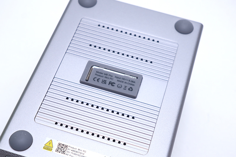 中央部のシリコンパッドに六角レンチが収納されている