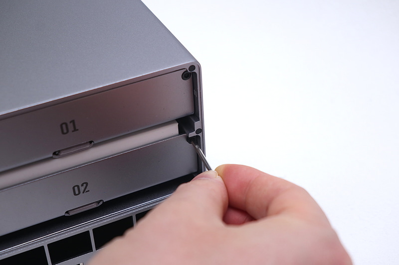 六角レンチで3.5インチベイを外すところ