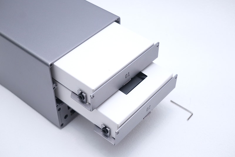 アクセサリ類は、3.5インチベイの中に隠されていた