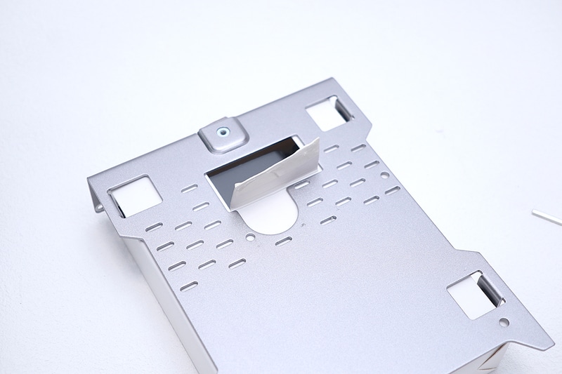 アクセサリボックスはシールで固定されているので剥がす必要がある