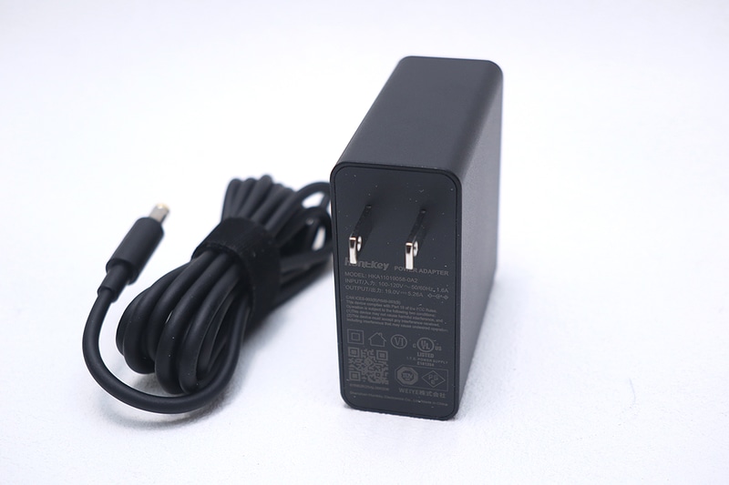 ACアダプタは19V/5.26Aということで、約100Wだ