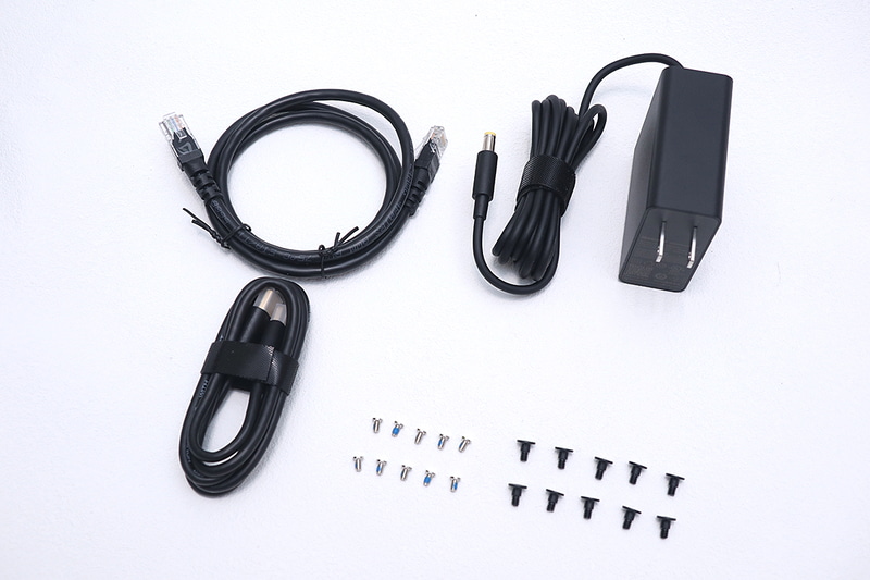 ネジ類やHDMIケーブル、LANケーブル、ACアダプタが付属する