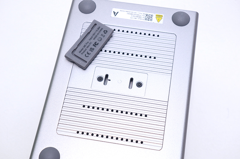 なお、シリコンパッドを外すとM.2スロットにアクセスするためのネジが見える