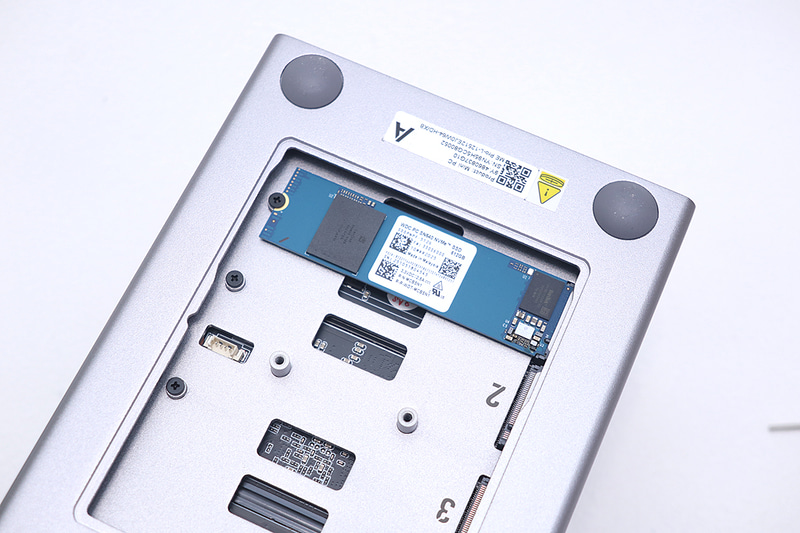 底面のM.2 SSDスロット。PCIe 3.0 x2が1基、x1が2基。x2にはシステムドライブが装着されている