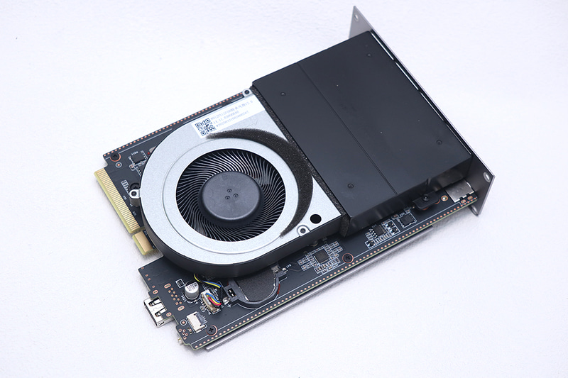 マザーボードは取り出し可能。なお、後部の2本のネジだけでは取り出せず、M.2 SSDカバーを外しておく必要がある