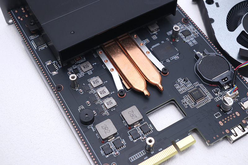 2本のヒートパイプが使われている