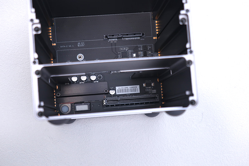 前面のドーターボードとの接続。