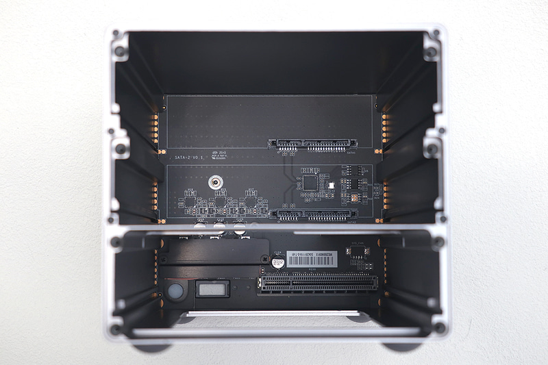 ドライブベイ(とマザーボード)を取り出したところ。前面はチップなども搭載した基板となっているため、空気が逃げる隙はないといっていいだろう