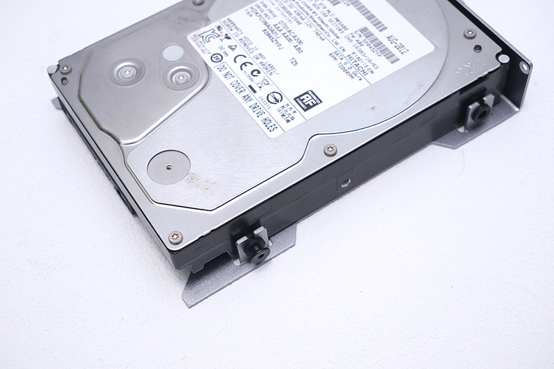 3.5インチHDDを留めている途中のネジ。このようにシリコンのワッシャーでトレーに密着せず、シリコンで振動を吸収するようになっている