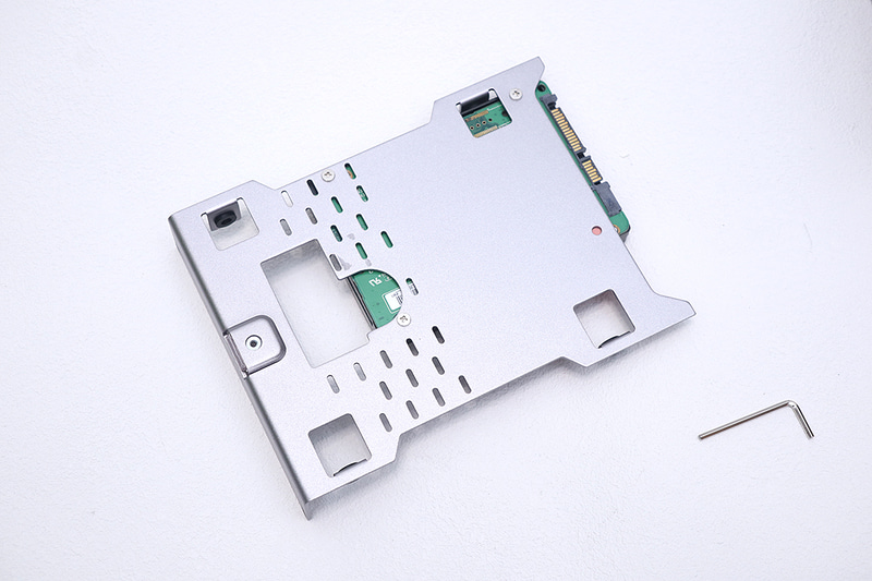 2.5インチHDDは底面からネジ止めする。なお、サーマルパッドが貼られている関係で、底面ネジの後方を締めすぎると、2.5インチHDDのSATA/電源コネクタが若干斜め上向きになるため本体に挿入しにくくなった。わずかに浮かせるようにネジ止めしておくのが吉だ