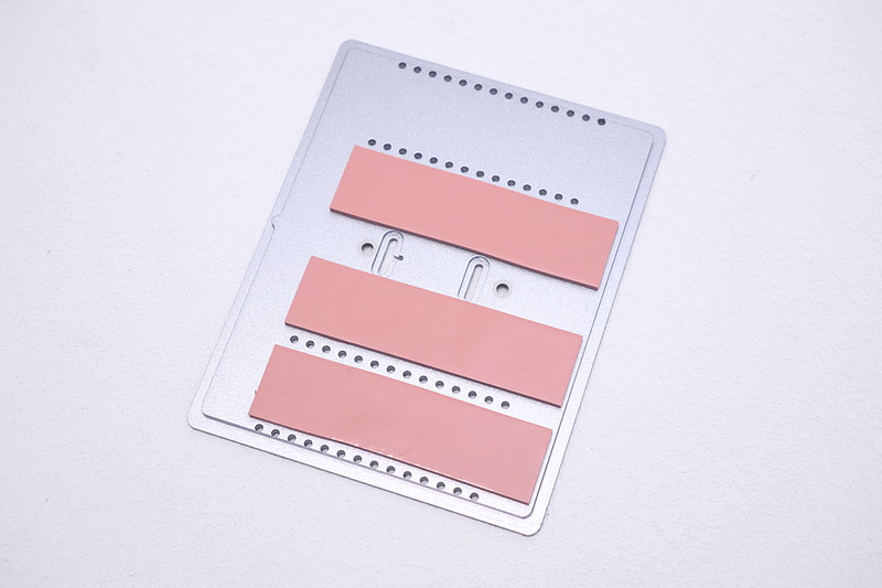 M.2 SSDスロットの蓋にはサーマルパッドが貼られており、熱をこの金属製の蓋に伝えて放熱するようだ