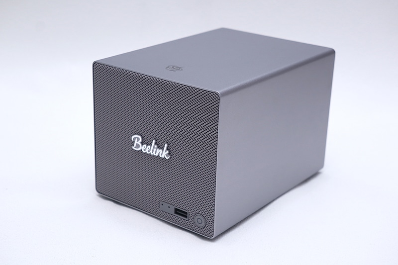 シャーシはメタルのユニボディ構造