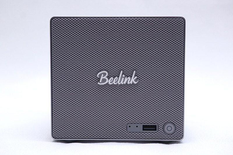 前面は筆記体のBeelinkロゴと、ファブリック素材のパネル、電源ボタン、USB 3.2 Gen 2ポート