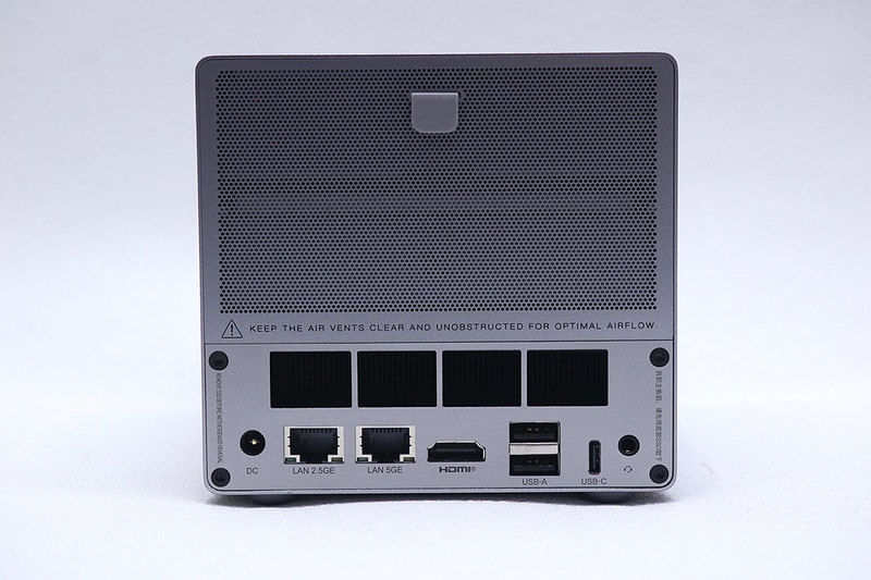 背面のインターフェイスはUSB 3.2 Gen 2 Type-C(DisplayPort Alt Mode対応)、USB 2.0 2基、HDMI出力、5Gigabit Ethernet(Realtek RTL8126)、2.5Gigabit Ethernet(Intel I226-V)