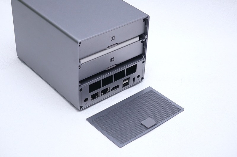 後部のフィルタはマグネットで着脱可能。これを外すと白いボックスが……