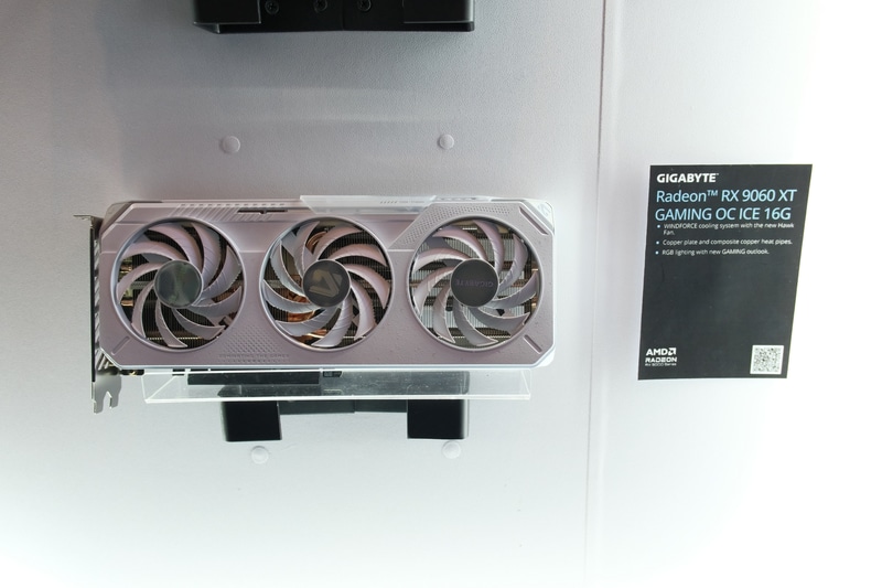 Radeon RX 9070 XT GAMING OC ICE 16G