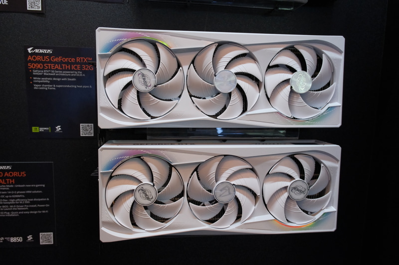 AORUS GeForce RTX 5090 STEALTH ICE 32G