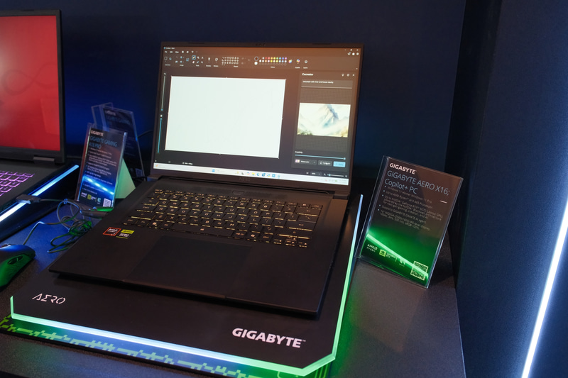 GIGABYTE AERO X16 Copilot+ PC。最大でRyzen AI 9 465とGeForce RTX 5070 Laptop GPUを搭載し、Copilot+ PCに準拠している