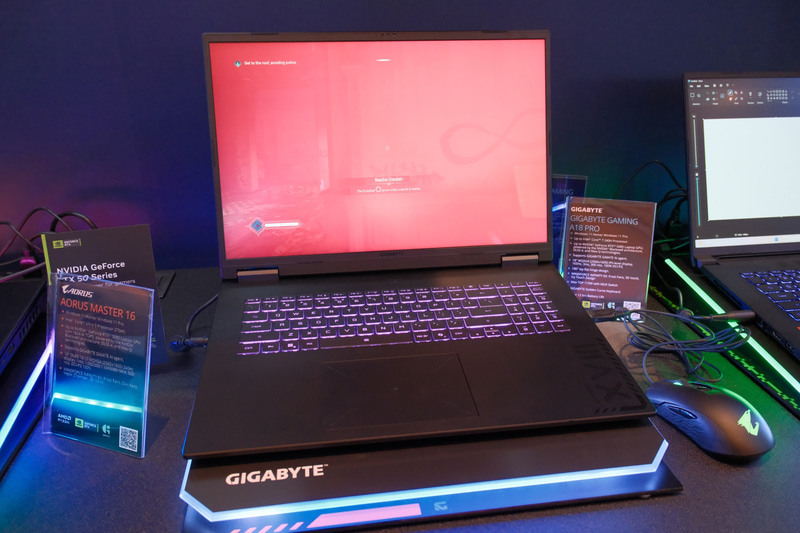 GIGABYTE GAMING A18 PRO。最大でCore 7 240HとGeForce RTX 5080 Laptop GPUを搭載可能