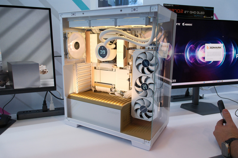 X870E AERO X3D WOODを使ったカスタムPCの展示も