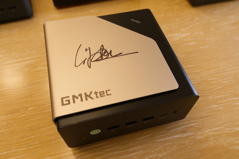 EVO-T2。天板に入っているのはIntel CEO Lip-Bu Tan氏のサイン