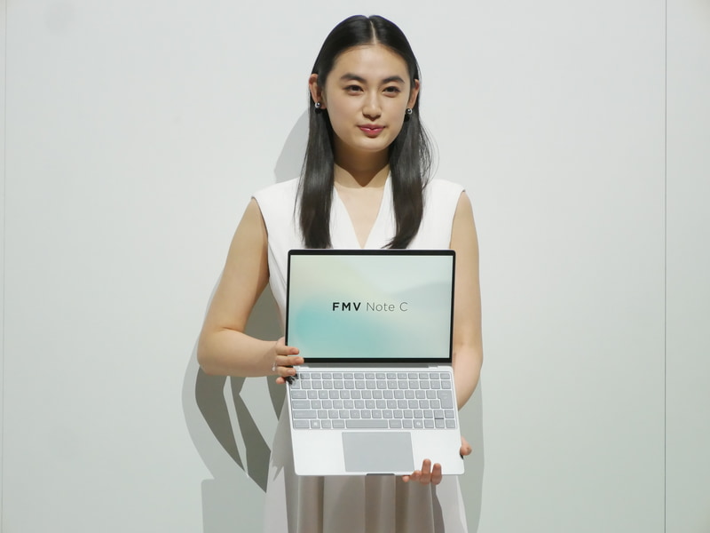 FMV Note Cを持つ俳優の八木莉可子さん