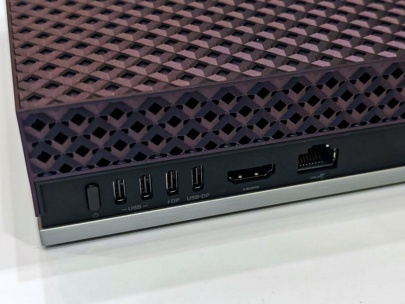 背面ポート、USB Type-C 4基、HDMI、Ethernetが用意されている