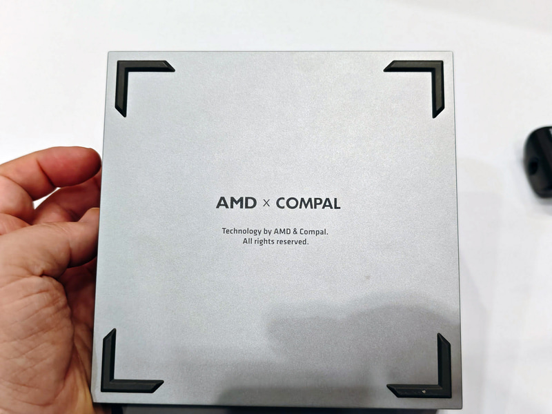 底面にはCompalのロゴが入っており、CompalがODMメーカーであるようだ