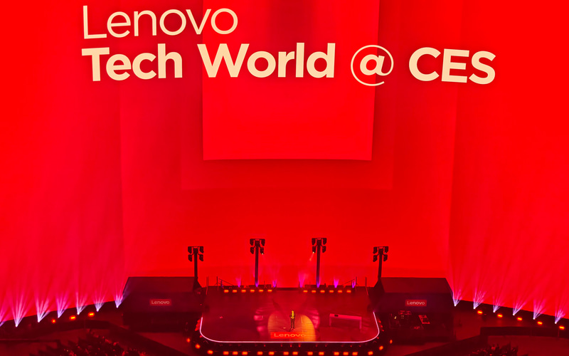 LenovoがSphereで開催した「Lenovo Tech World at CES 2026」。中央下に豆粒のように見えるのがLenovo CEOのヤンチン・ヤン氏
