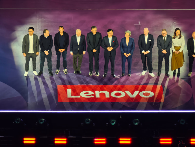 講演の最後には、NVIDIAのフアンCEOを除く全出演者が集合