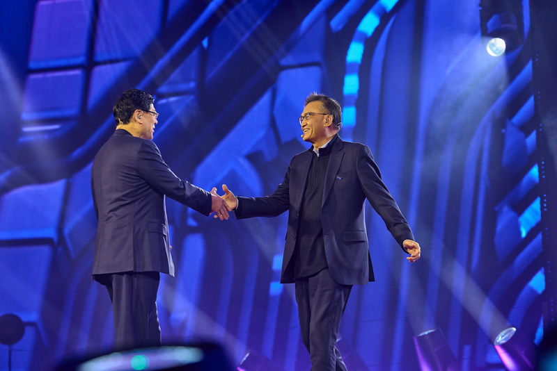 Intel CEO リップ・ブー・タン氏(右)(写真提供: Lenovo)