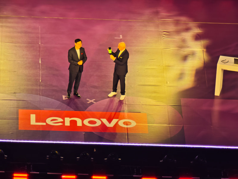 FIFA 会長 ジャンニ・インファンティーノ氏(右)